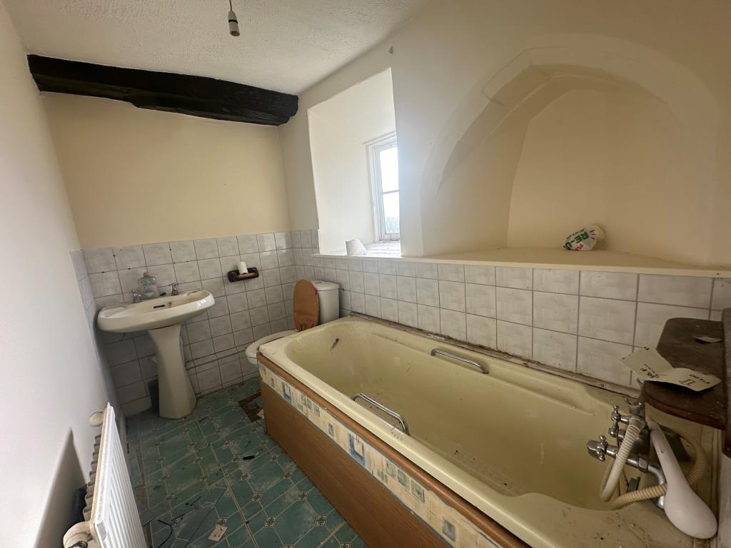 Lot: 22 - TWO-BEDROOM HOUSE FOR REFURBISHMENT - Bathroom with W.C.
